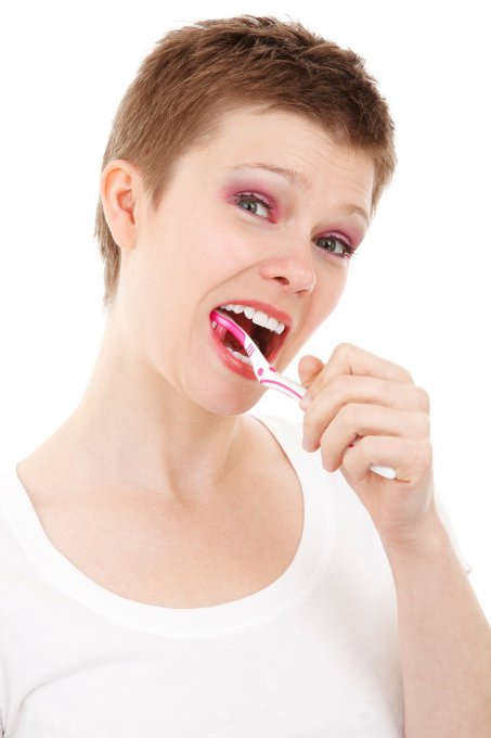 kobieta myjąca zęby